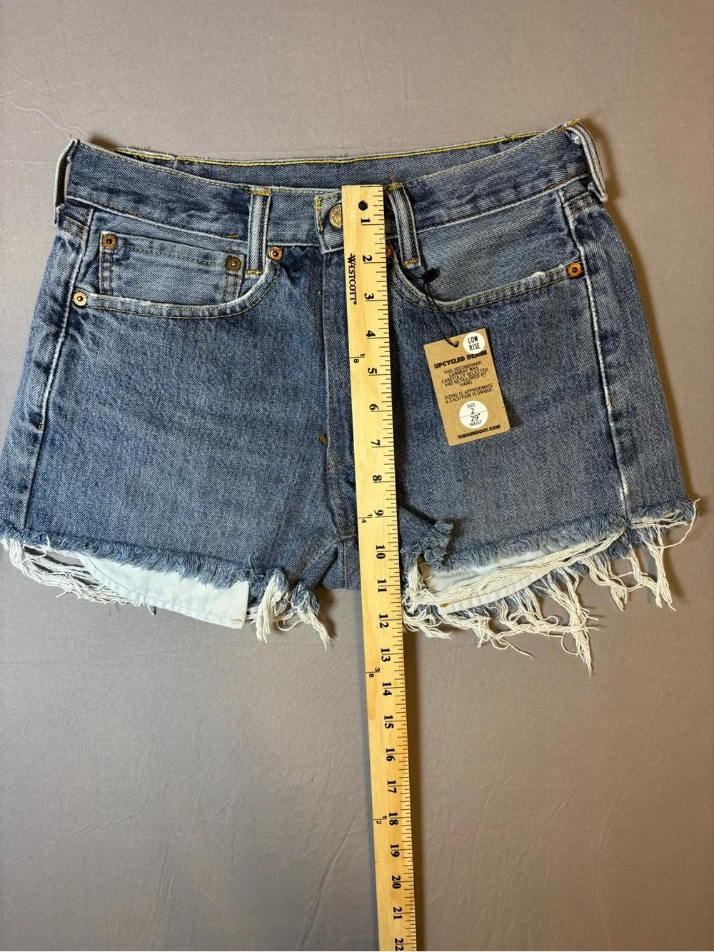 Women’s Size 29 Vintage Levi Cutoff Shorts - Picture 3 of 6
